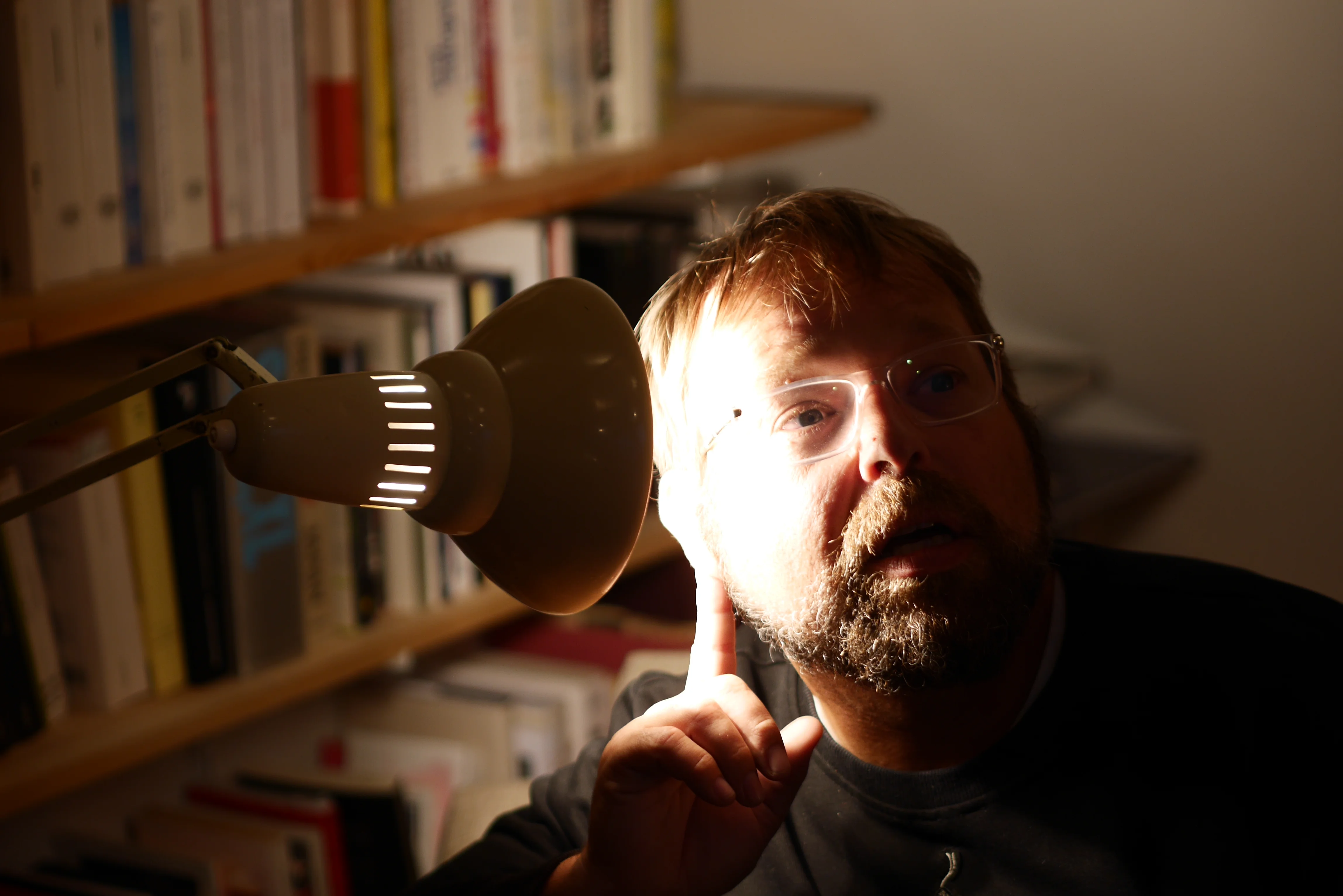 Itai Erdal listening to the light